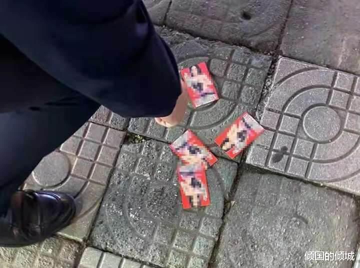 两名男子在杭州街头“丢”小卡片,民警一看皱眉头:这么露骨,一定要抓!