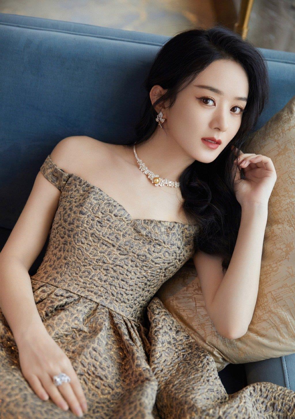 王一博|公认的3位穿搭典范，赵丽颖优雅，迪丽热巴大方，还有古力娜扎