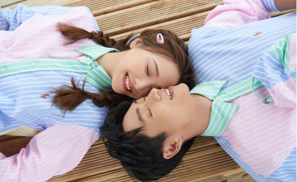 Lady变美日记|魏晨发文：七夕快乐！配图与妻子的“情侣照片”，实在是太甜了