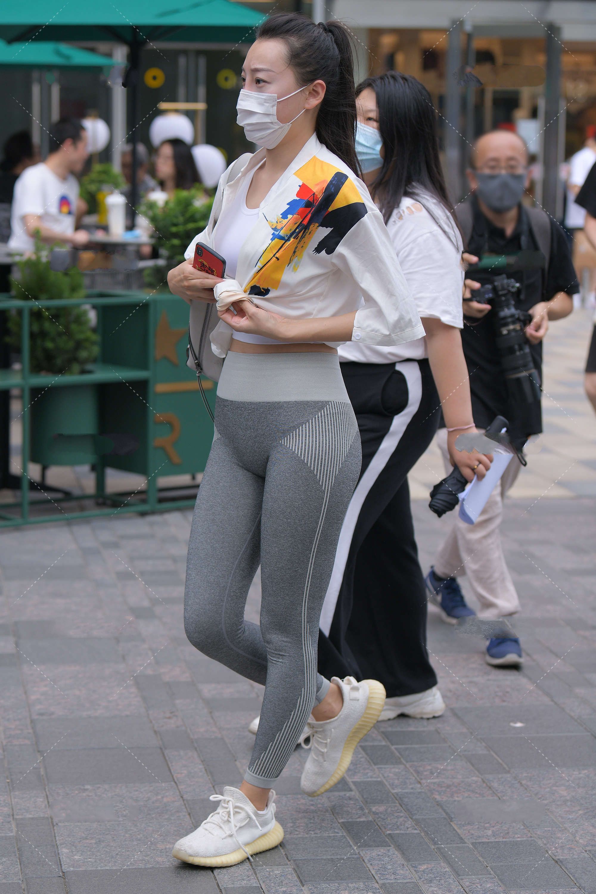 马尾辫|扎一个马尾辫，穿上一身带有涂鸦元素的衬衫，干净利索又有气质