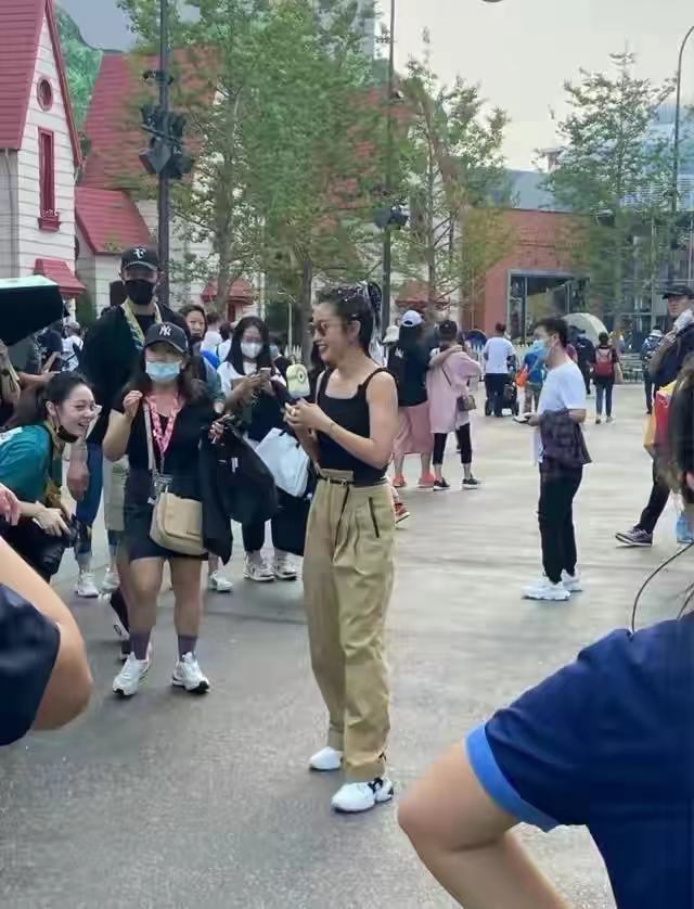 加菲猫说时尚|48岁李冰冰罕带妹妹家孩子游玩！俩外甥高颜值似亲生，都有大眼袋