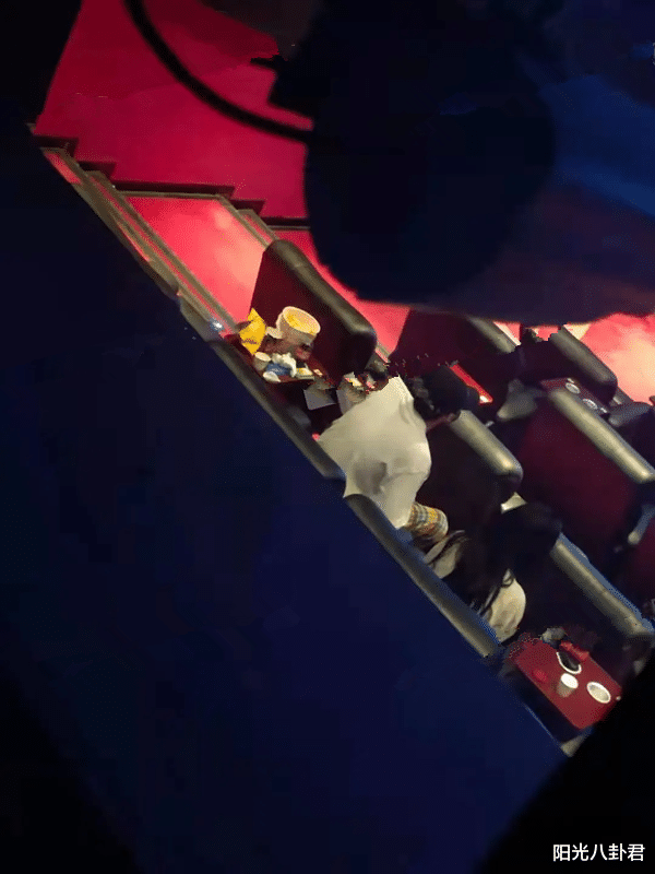 吴亦凡|和吴亦凡看电影绯闻女友被扒，疑似任世豪前女友，清纯可爱读高三