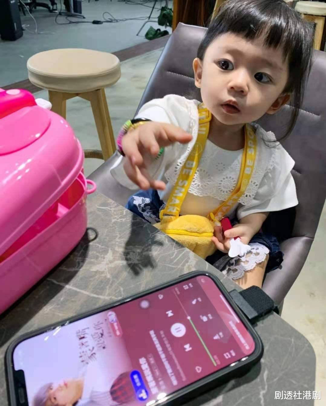 二胎|勇气可嘉！53岁TVB前知名绿叶曝想生二胎，太太两年前高龄诞下一女