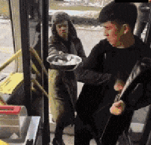 “陪女友去医院检查身体，医生从她身体取出来的”