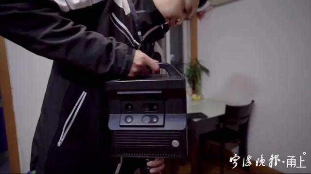 生活报 宁波男子每天背着几十斤重的器材爬100多层楼!他的职业,很多人没听过……