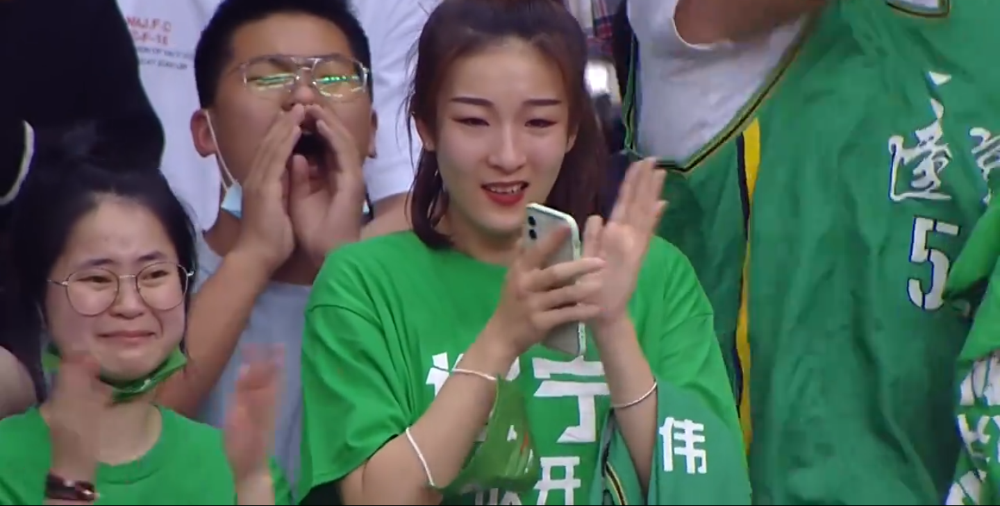 遼寧男籃|遼寧1-1廣東！有誰注意場邊這位女球迷，鏡頭整整給了10秒