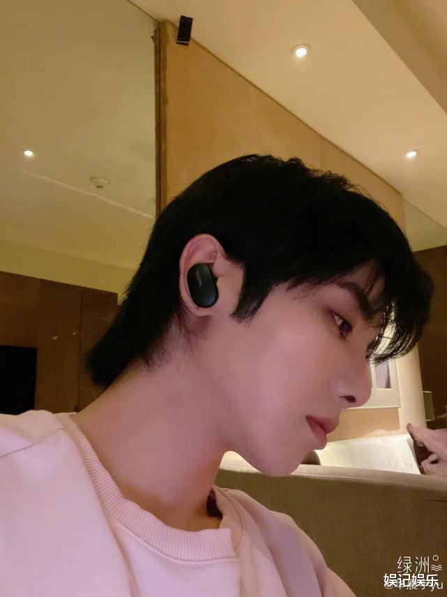 张碧晨|华晨宇张碧晨早已同居?两人同款窗帘前拍照,张碧晨穿睡衣道晚安