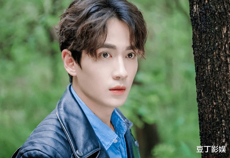 朱一龙|孤独只为一颗真心，现实里能熬住孤独，朱一龙在努力的做到