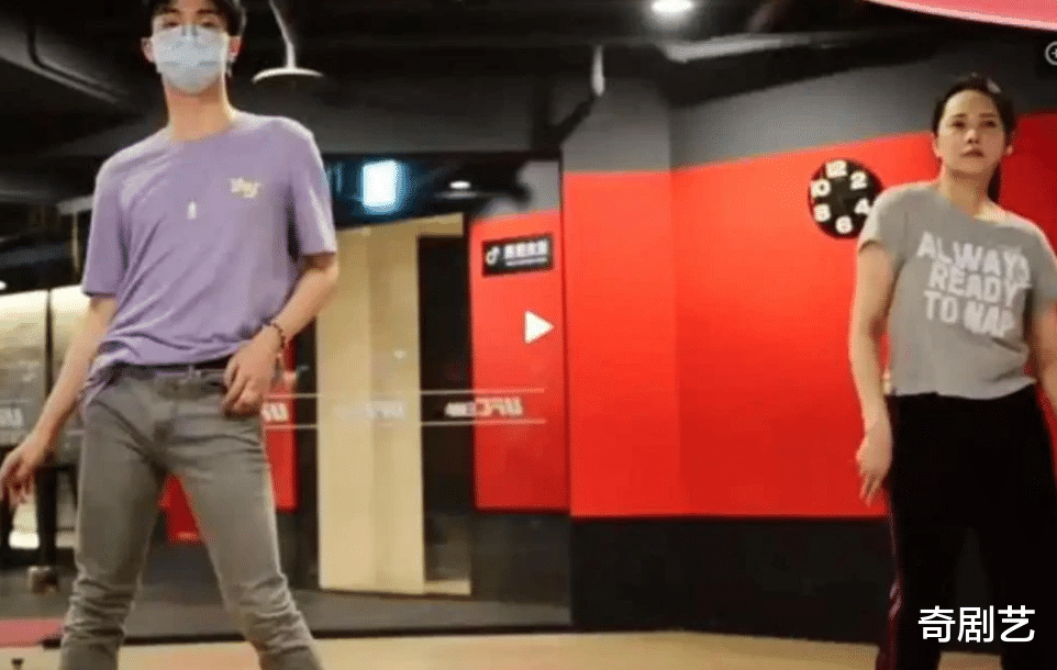 伊能静|伊能静19岁爱子官宣恋情，深夜合照，女友颜值高！