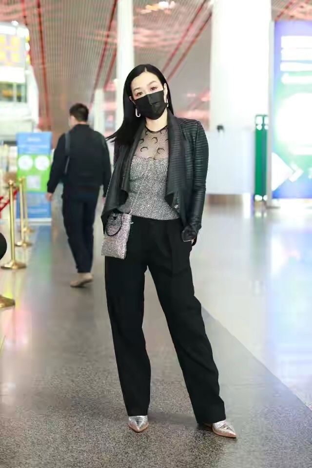 娱乐圈|钟丽缇张伦硕走机场，同穿一身黑真时髦，站一起哪像比老公大12岁
