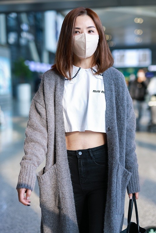 阿Sa|阿Sa为了秀马甲线挺拼的，走路的时候也不能放松，突出了服装的美