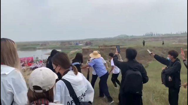 天官赐福|《天官赐福》剧组疑打人，场面混乱人数众多，伤者被救护车抬走