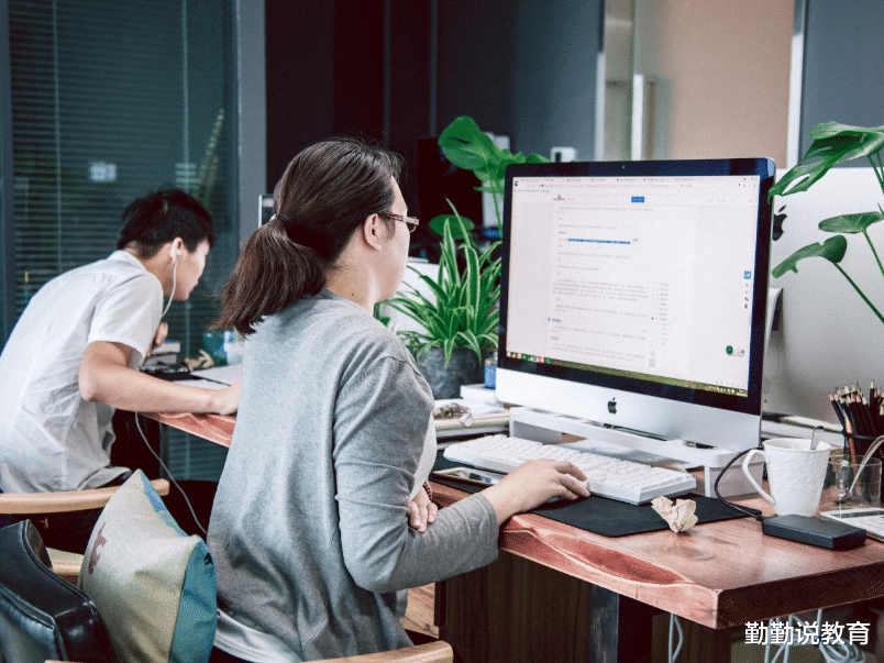 教师|我国“最受欢迎”的职业排名，公务员被“踢”出前3？榜首费头发