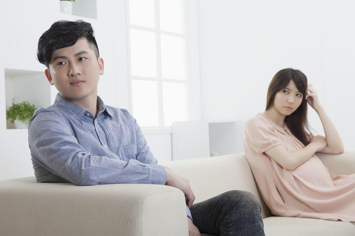 子莘情感屋|“月入1.8万告诉婆婆工资3000”，婆婆知道后，把儿子踢出家族群