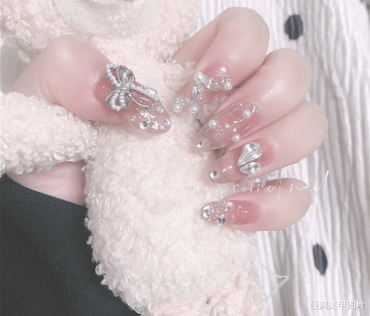 魏大勋|年前第一波美甲攻略，内有超级适合新娘的红色美甲，快来冲一波！