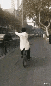 |“搬进刚租来的新房，打扫卫生不小心发现的，我该不该告诉房东呢？”哈哈哈哈！！