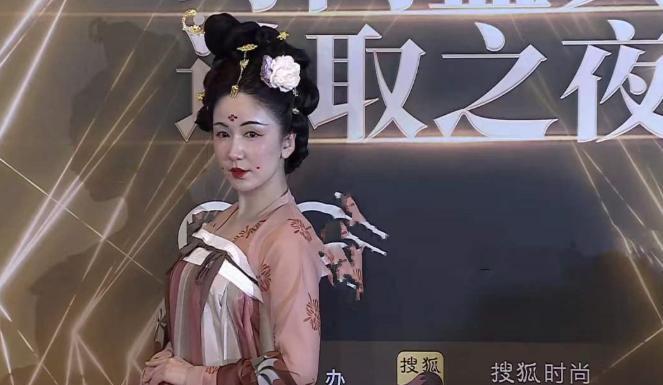 李若彤|年终红毯：Baby白得“冻”人，李若彤秀水蛇腰，张雨绮巧遮事业线