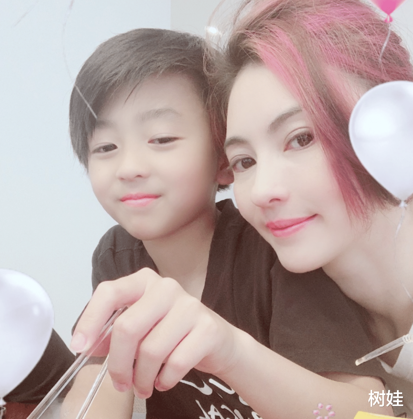 张柏芝|张柏芝直播次子带货，11岁谢振南羞涩可爱，全程英文对话中文蹩脚