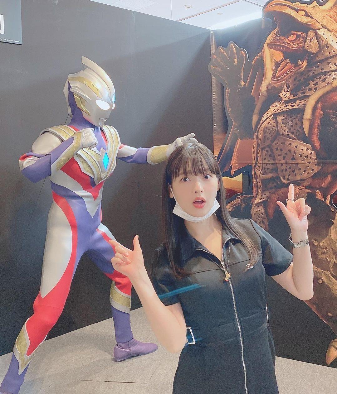 奧特曼|上坂堇曬與特利迦奧特曼合照 粉絲：這身材不輸卡爾蜜拉的皮套