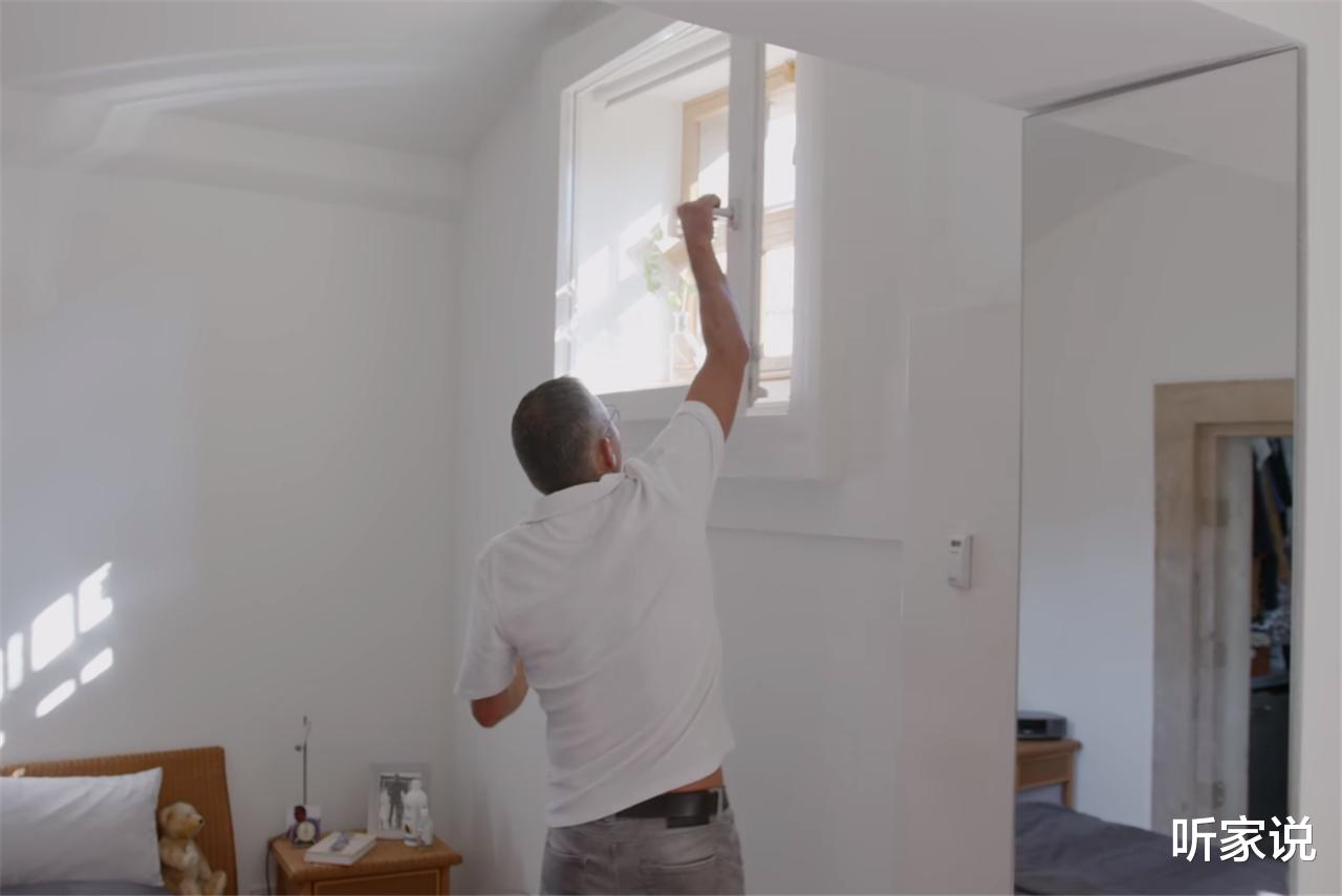 他买下废弃监狱，在150㎡原牢房中一住就是14年，网友：也是服气