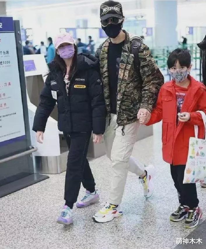 李靓蕾|吴尊携家人北京出游，身穿过万奢华羽绒服，妻子却因穿太少被吐槽