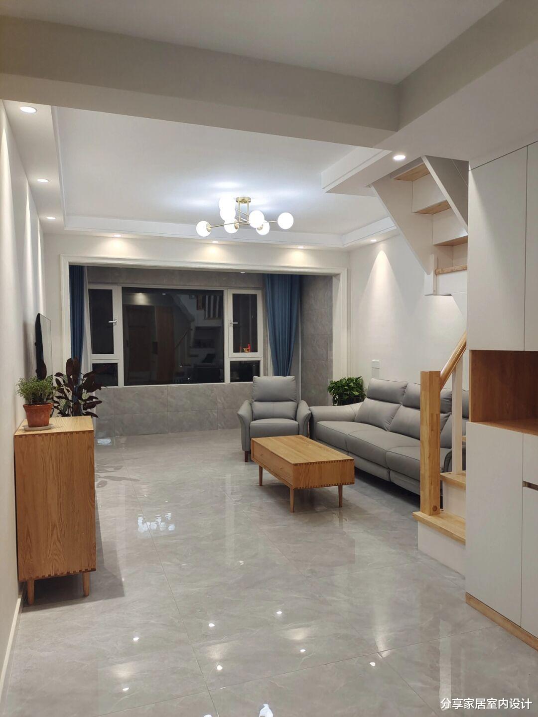 她家复式楼，面积不大却很舒适，全屋家具进场打扫干净分享一下！