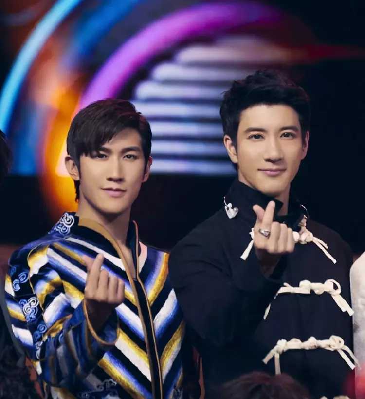 朱一龙|亲生父母都难以辨别的十对明星，这是复制粘贴过来的吧？