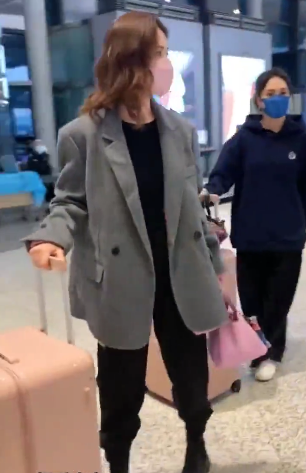 阿Sa|女星阿sa现身机场被拍！带5个行李箱排场大，多名工作人员跟随