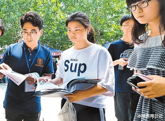 高校|985也存在鄙视链？高校毕业生求职遭嘲讽，不像985却像野鸡大学