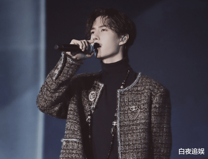 王一博|王一博街边拍戏被路透，剪了寸头穿警服，无滤镜下的颜值藏不住