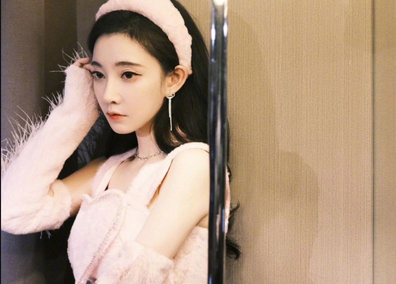 冯提莫|冯提莫盐城签售会开启，颜值太抗打，粉色短裙美丽“冻”人