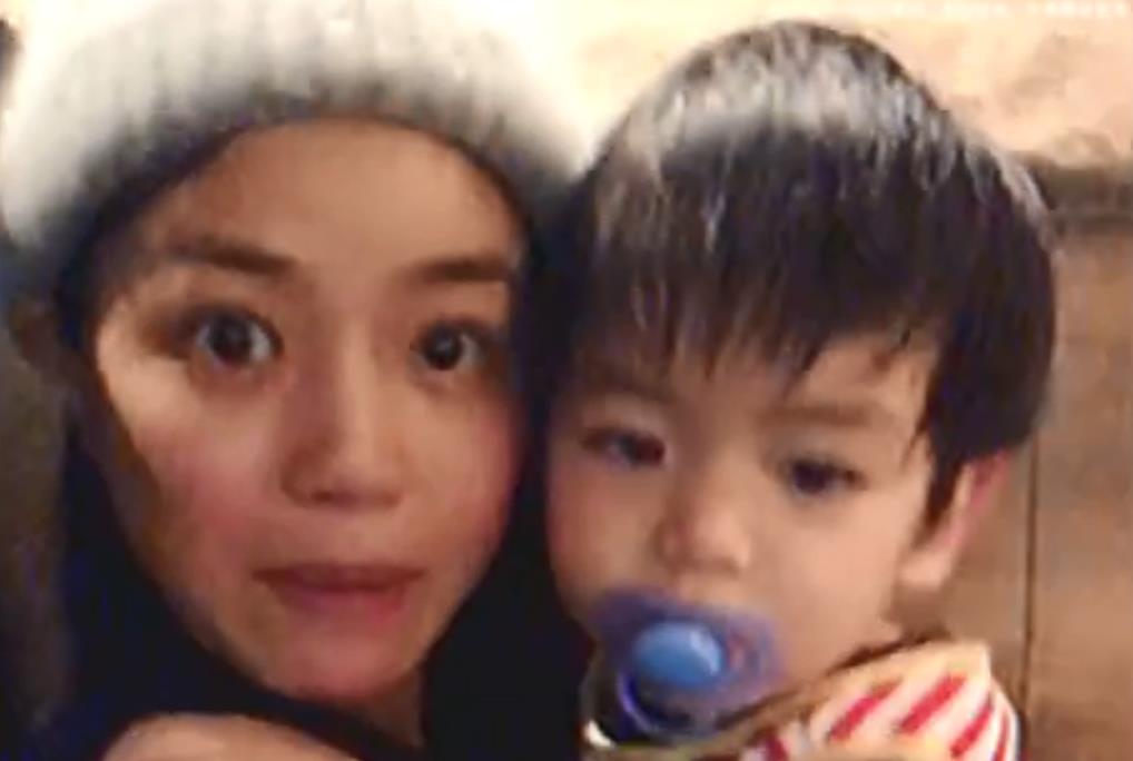 黄渤|陈妍希大方晒儿子正脸，5岁还啃着奶嘴，五官长相同陈晓一模一样