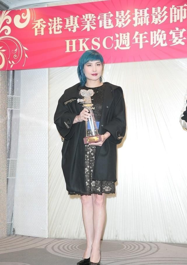 男装 赌王女儿还有这么叛逆的？何超仪穿着奇装异服，造型看着真独特