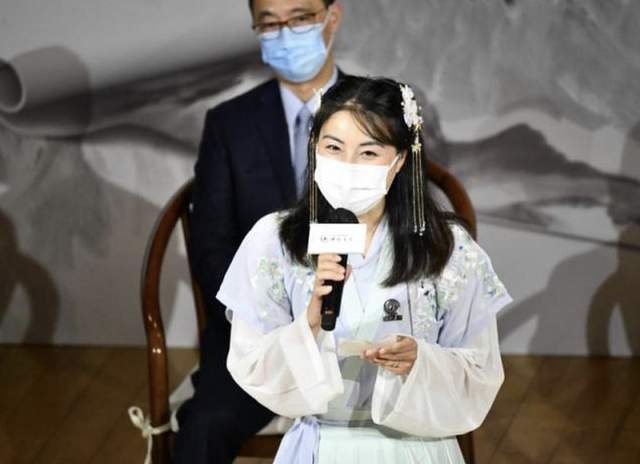 郭晶晶|40岁郭晶晶罕穿汉服！造型清纯气质佳，获众人簇拥霍启刚却被忽视