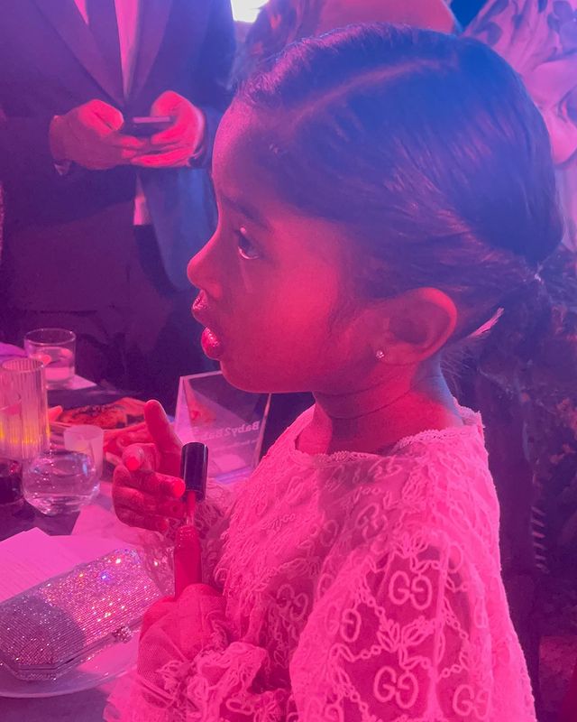 科比·布莱恩特|科比遗孀带三个女儿闪耀亮相！母女四人同穿粉裙，2岁小女儿好萌