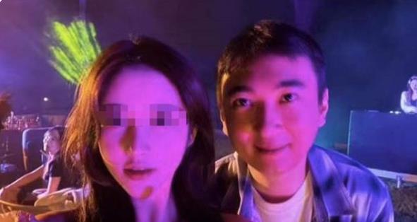 王思聪|王思聪在三亚庆生，身穿7000元的T恤，美女成群环绕左右举止亲昵