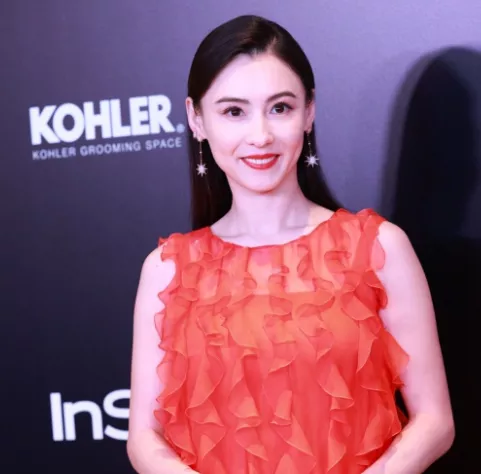 张柏芝|明星之夜红毯：张天爱开叉裙配筷子腿美翻，张柏芝脸部僵硬皱纹难掩