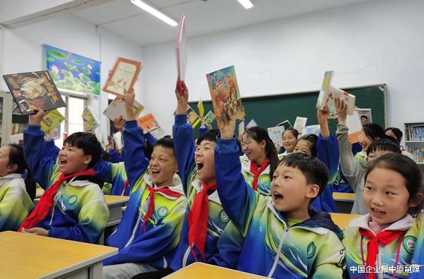 中国企业报中原融媒 “阅见美好”公益捐书深山行 为300山村孩子捐3000册图书