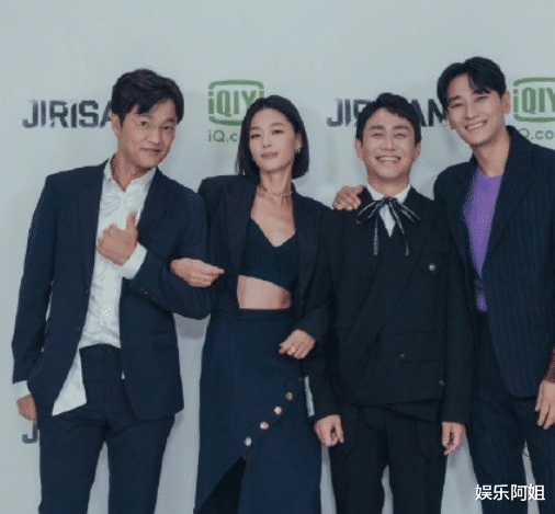 全智贤 40岁全智贤亮相新剧发布会!一刀切短发气场足,马甲线优越如超模