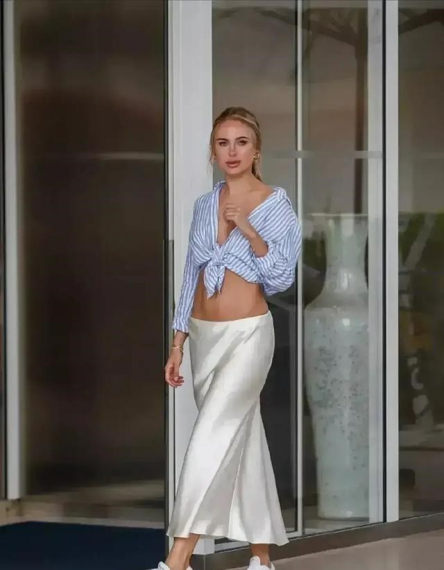 清浅微笑的我|为什么国外女明星穿清凉服饰，显得那样自然，那样美？