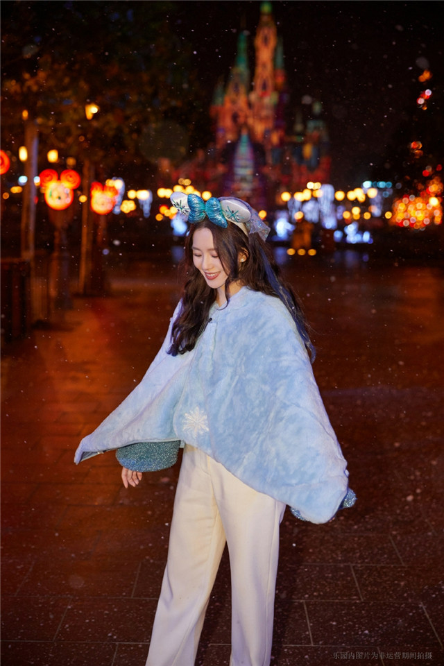 迪丽热巴|刘诗诗晒夜游迪士尼美照，戴着卡通发箍绽放美丽笑容，少女感满满