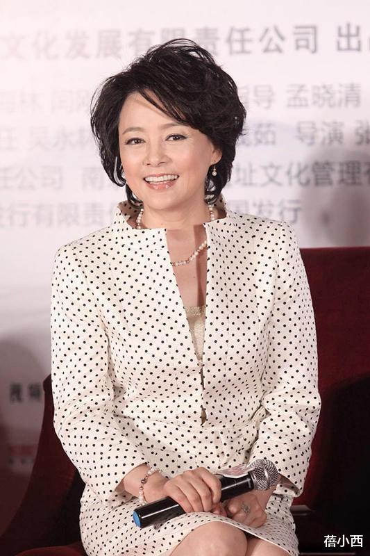 西装|张瑜真的63了吗?穿一身波点西装套裙配短发,看着高级还不显老