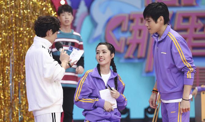 方脸妹说时尚|葵花夫妇产后综艺首秀,郭碧婷穿西装恢复快,向佐霸气搂妻太腻歪