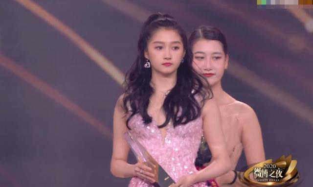 关晓彤|关晓彤是有多怕输？上台领奖别的女星都穿长裙，就她与众不同