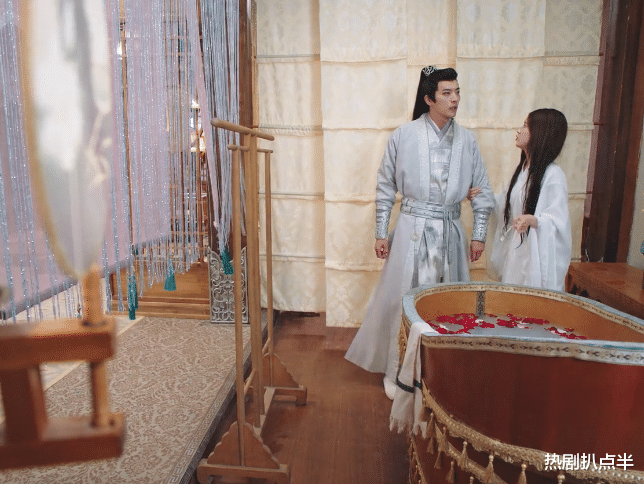 赵露思|赵露思再现“瞪眼”演技，念台词含糊不清，跟女配飙戏身高成硬伤