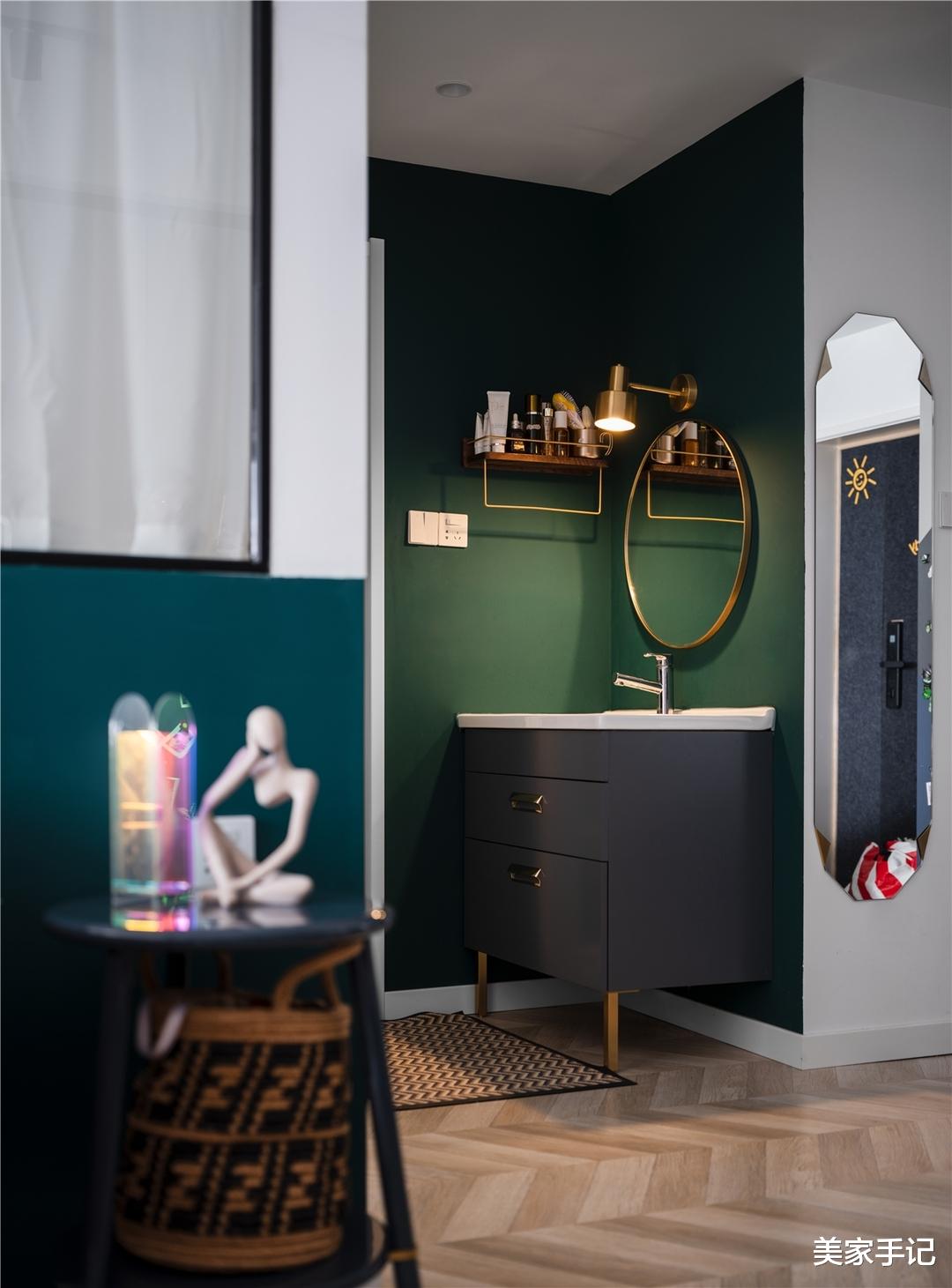 这位退休教师太有远见了,舍弃电视墙,全屋打满柜子,效果超高级!