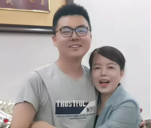 许敏|姚威新名字“姚峣”，出生时许敏姚爸已经取好，郭策曾用到六年级