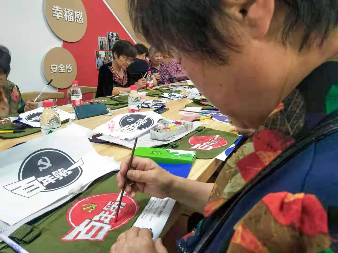 上海奉贤 不忘初心！奉浦居民手制红军包传承红军精神