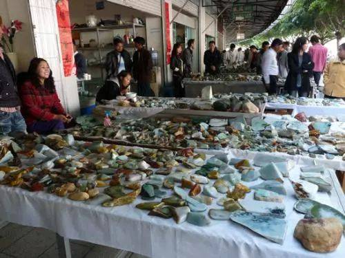 翡翠|看主播切割玉石赚大钱?你花高价买走的都是边角料!