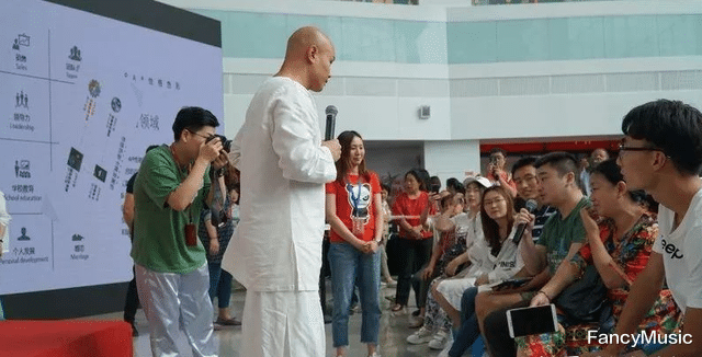 迪丽热巴|当红主持人乐嘉，沦为线下情感大师，如今身材健硕吸引女子拍照